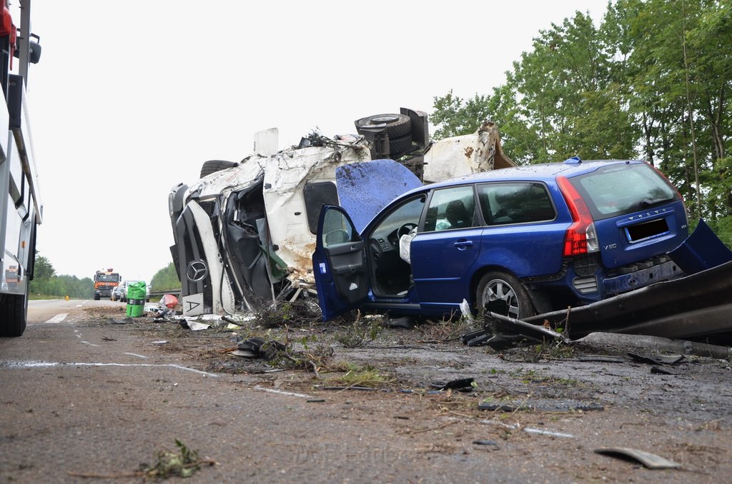 LKW umgestuerzt A 1 Rich Saarbruecken P072.JPG